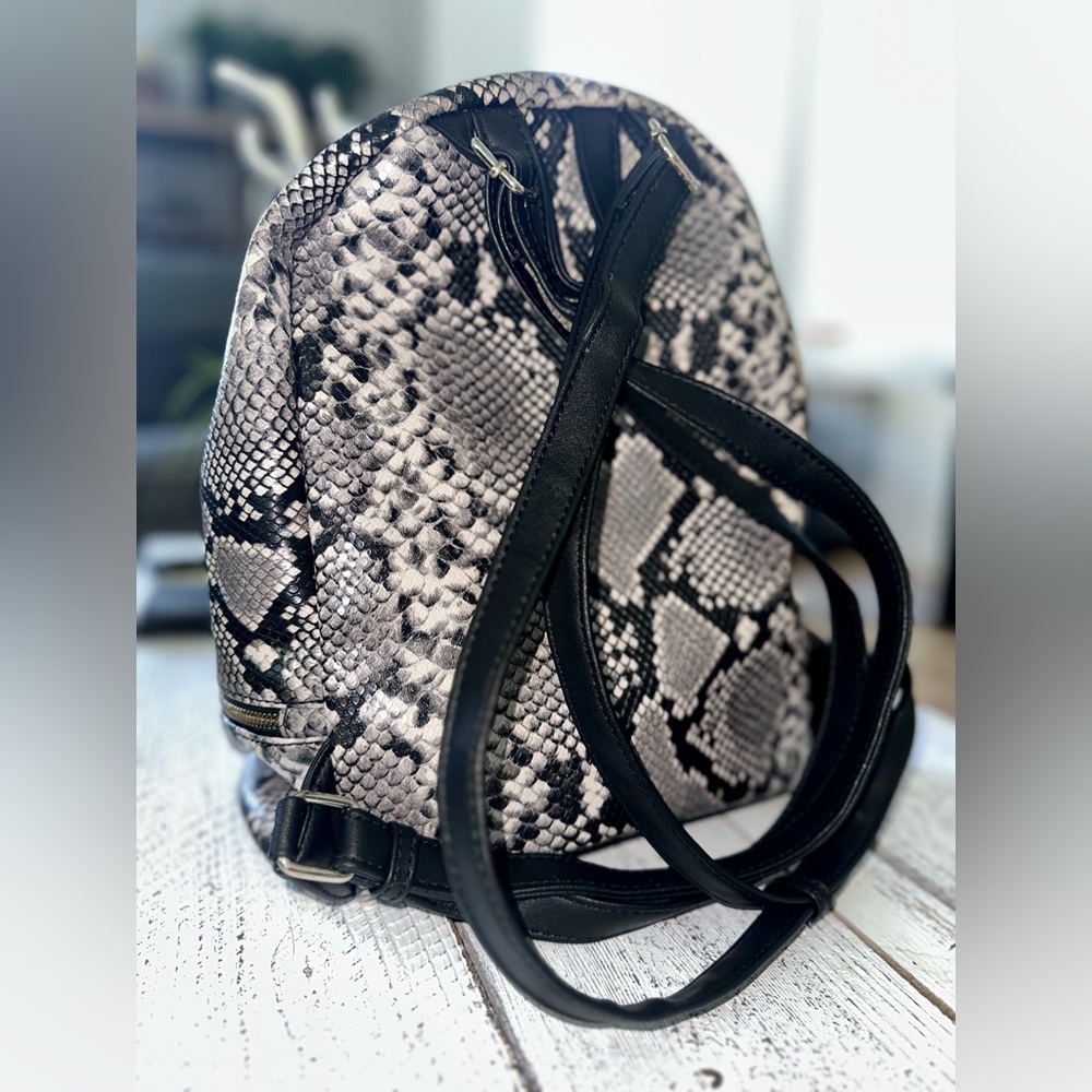 🐍 Snake Print Backpack - Picture 2 of 4